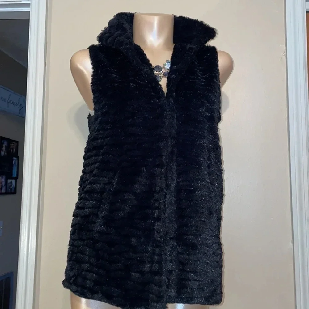 Betsey johnson women’s vest Medium black faux fur basic simple pockets cheetah